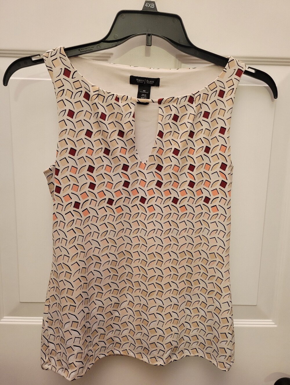 White House Black Market Cream Geometric Keyhole Shell Tank